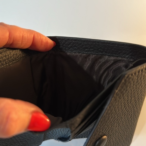 Brand NEW genuine black leather wallet.  Never used no branding - Picture 4 of 4